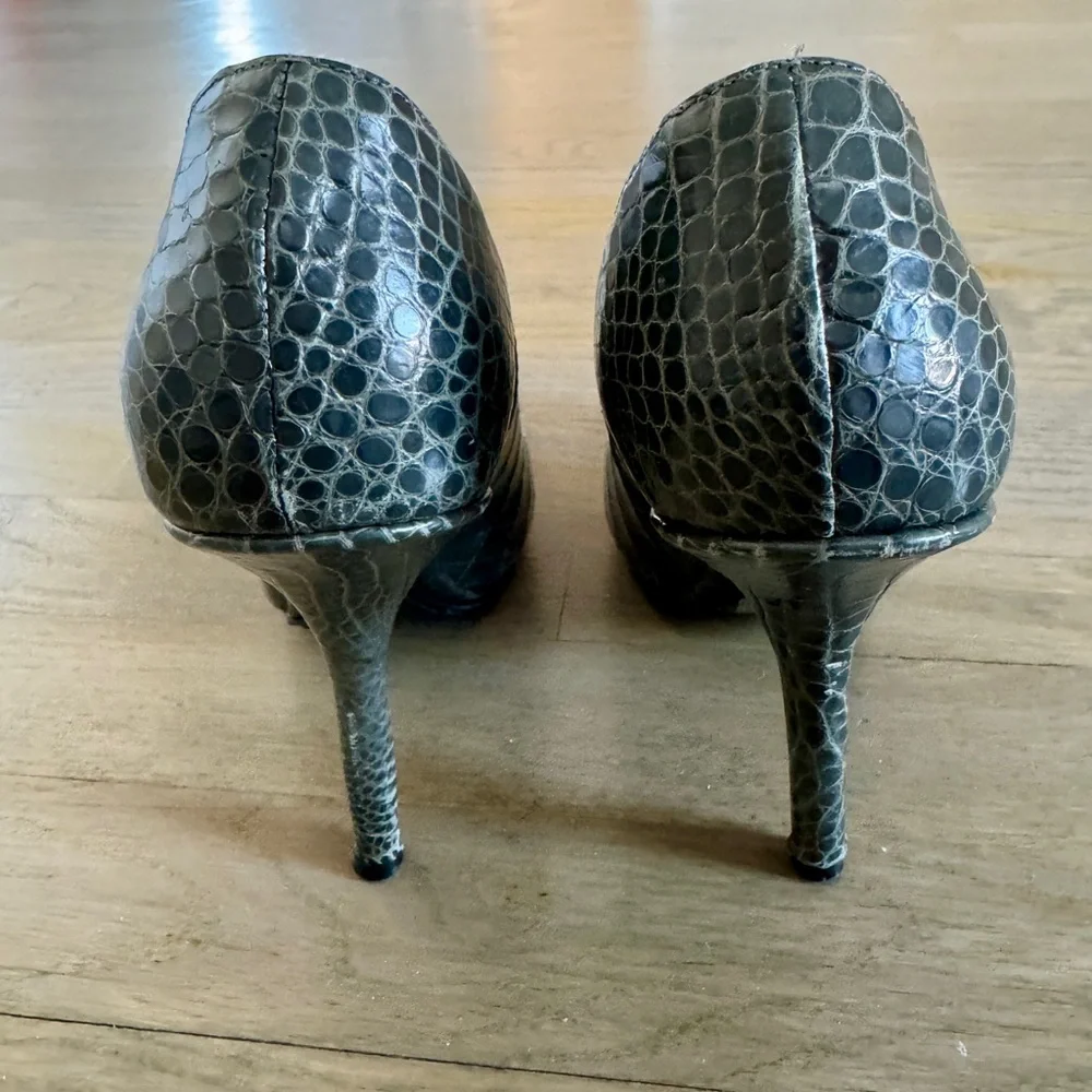 Calvin Klein Leather Croc Gray Stiletto Heels Round Toe Fashion Pumps Size 7